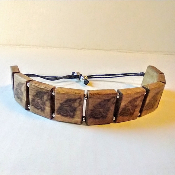 Howling wolf engraved tile slip cord bracelet - Picture 4 of 4